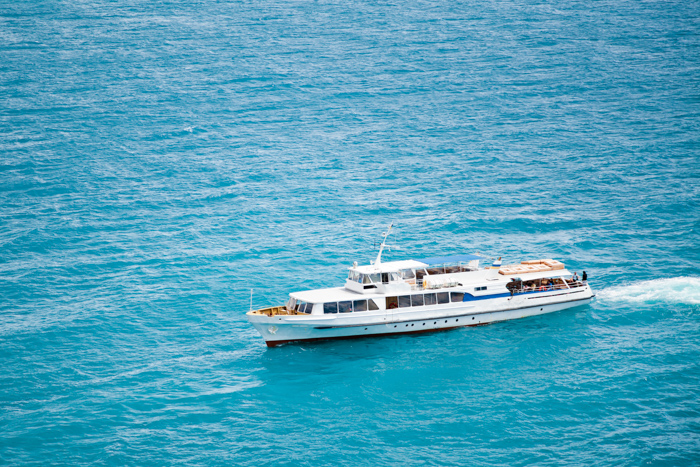 Das Bild zeigt ein Schiff, welches von blauem Wasser umgeben ist.
