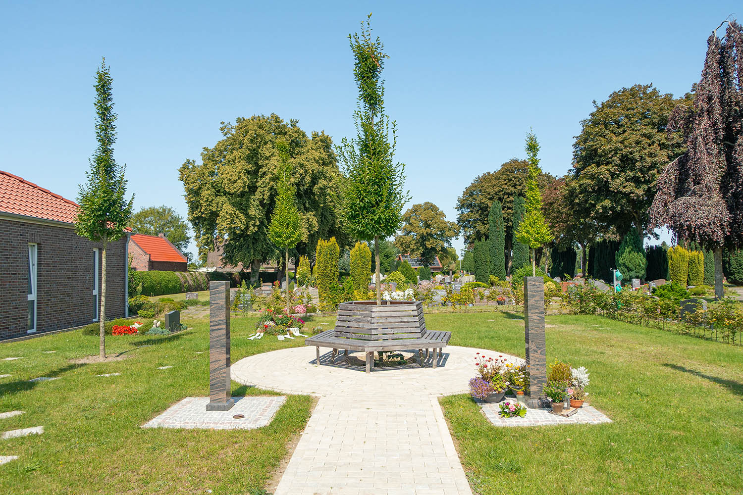Überblick über den Baumhain auf dem Friedhof Schortens