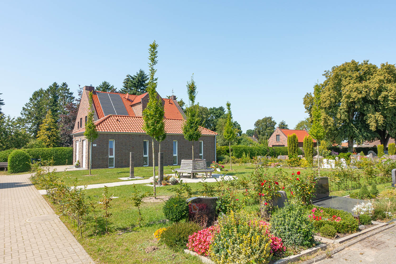 Überblick über den Baumhain auf dem Friedhof Schortens