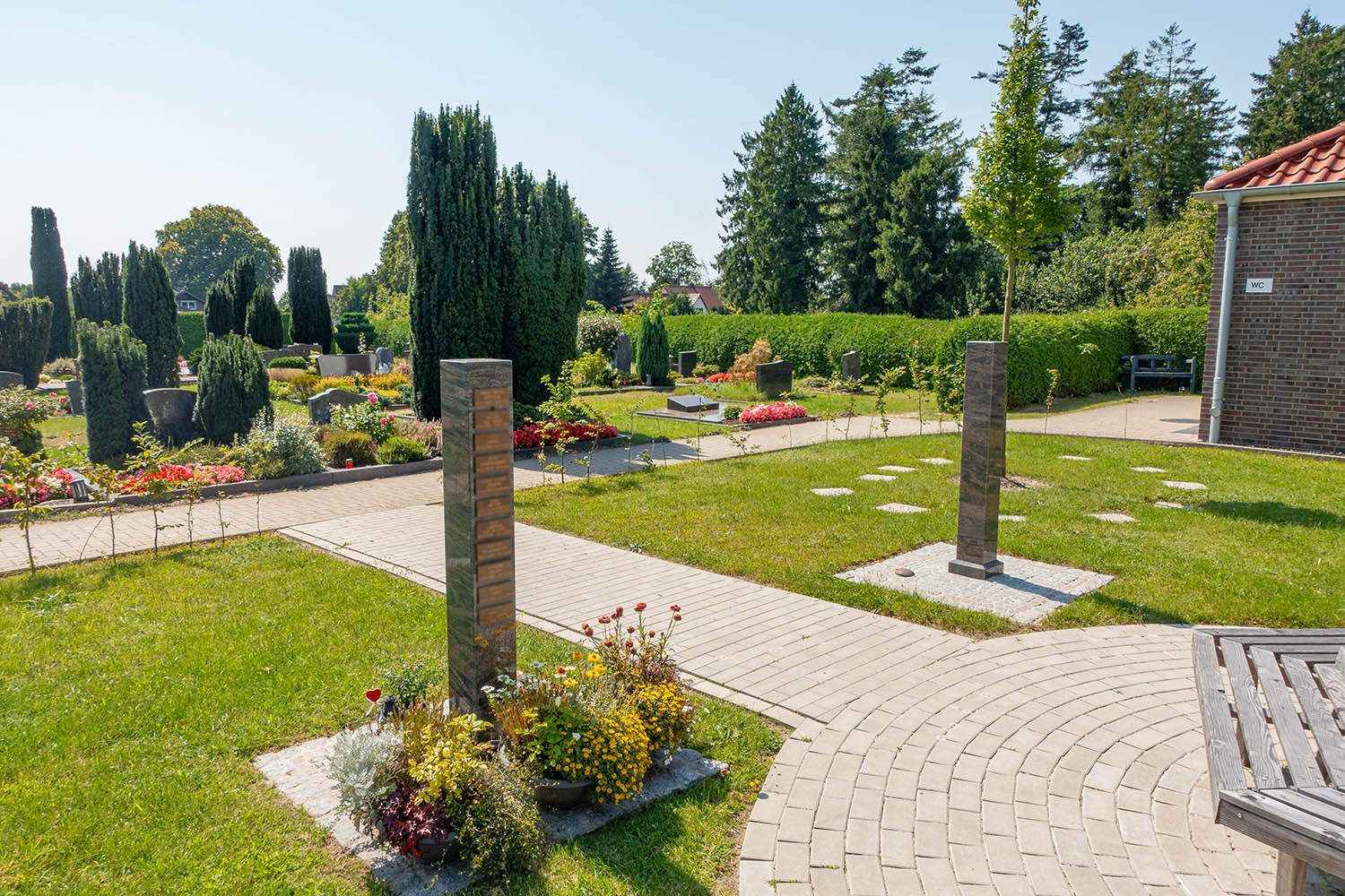 Überblick über den Baumhain auf dem Friedhof Schortens