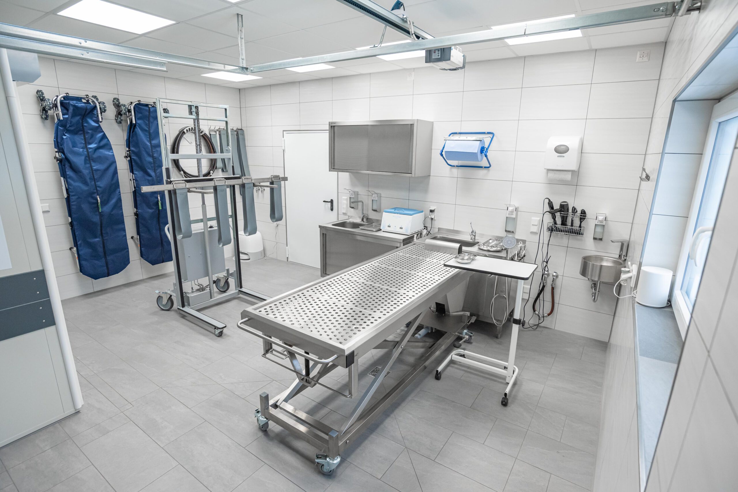 Das Bild zeigt eine Innenaufnahme des neugestalteten Hygieneraumes. Es sind unter anderem ein Waschtisch zu sehen, eine Spülschrank, Handwaschbecken, Hubstapler zu sehen.